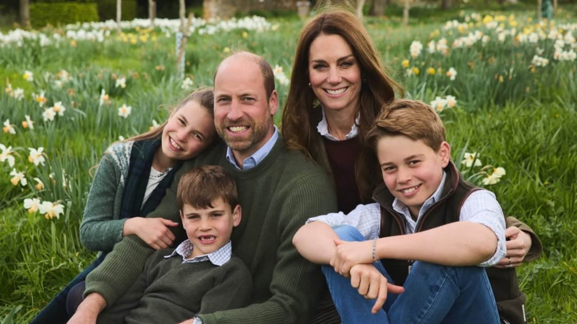 Il significato della cartolina natalizia di William e Kate: la foto tra i fiori coi figli