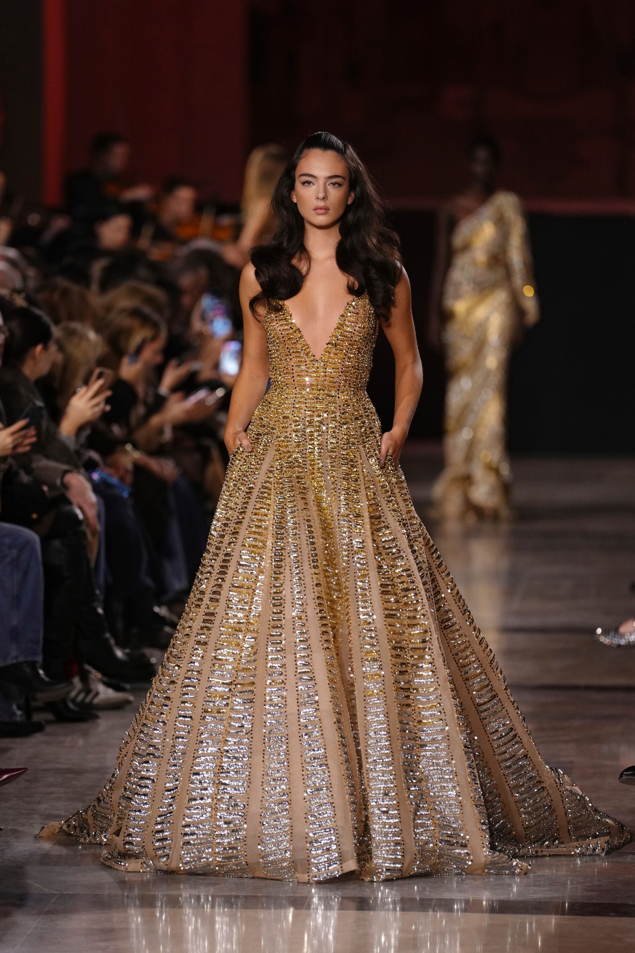 Deva Cassel sulla passerella di Elie Saab