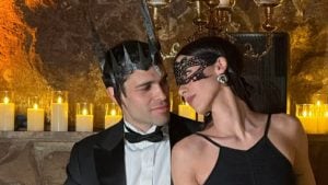 Perché Aurora Ramazzotti ha indossato una maschera alla festa dei 30 anni di Goffredo Cerza