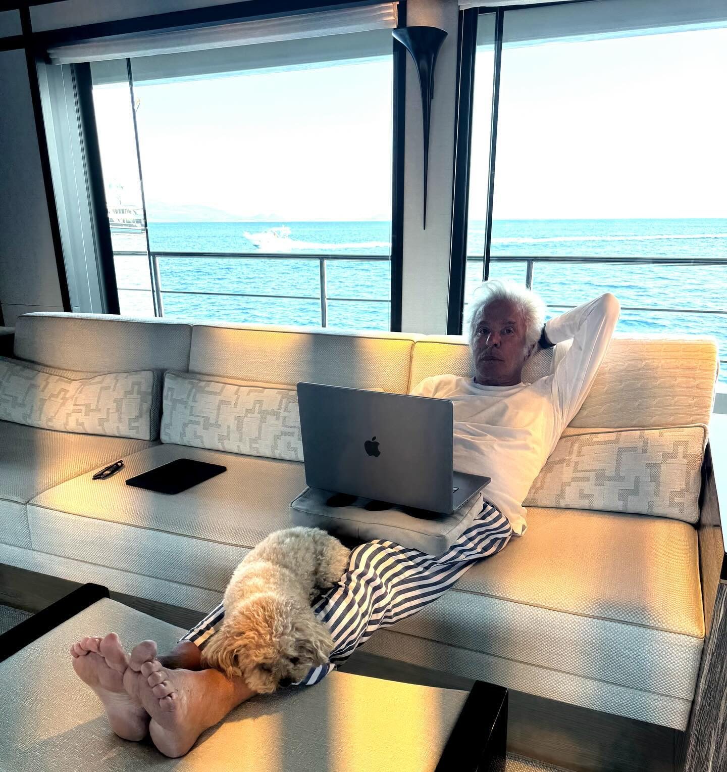 Giancarlo Giammetti mostra gli interni dello yacht