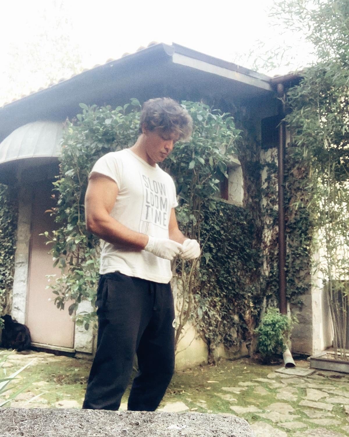 Gabriel Garko all’esterno della villa