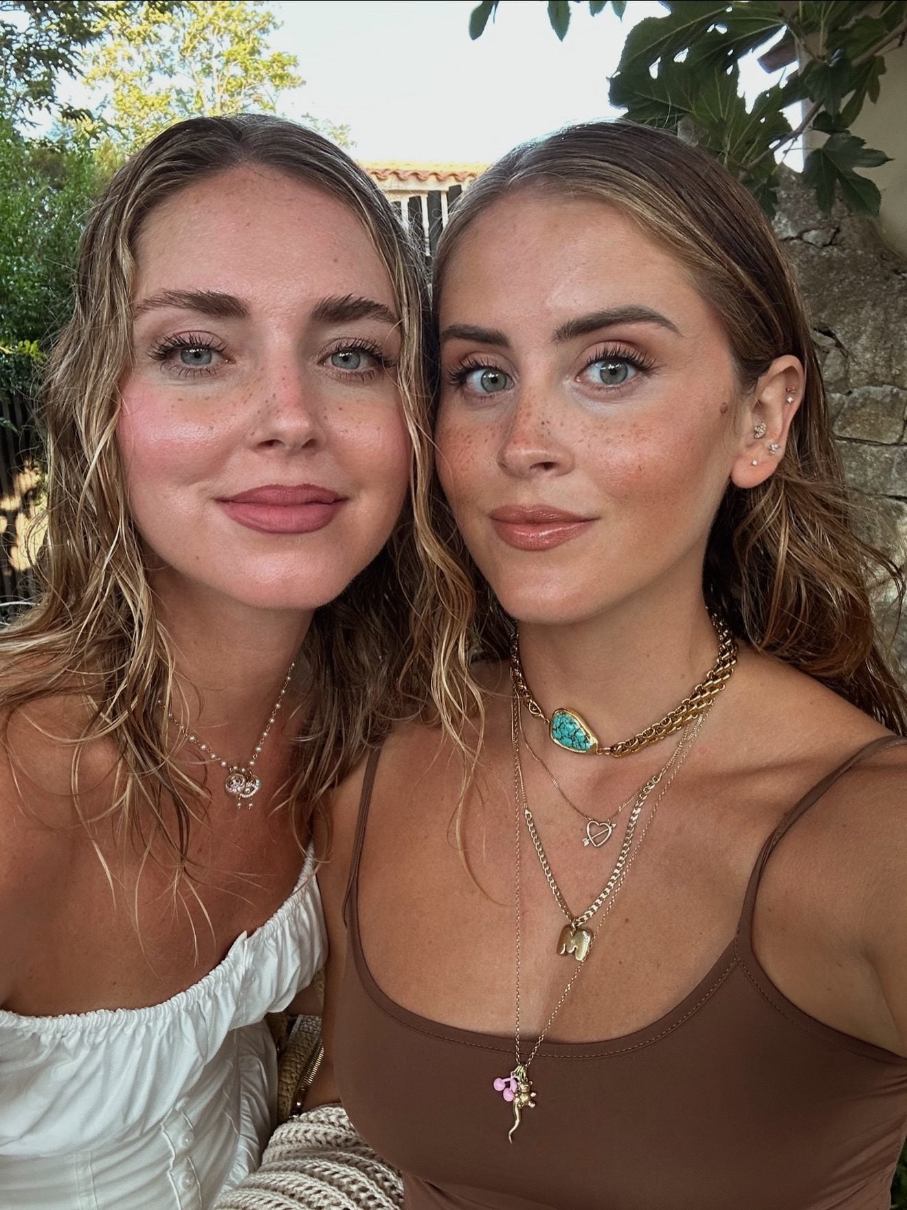 Chiara Ferragni con i ciondoli dedicati ai figli