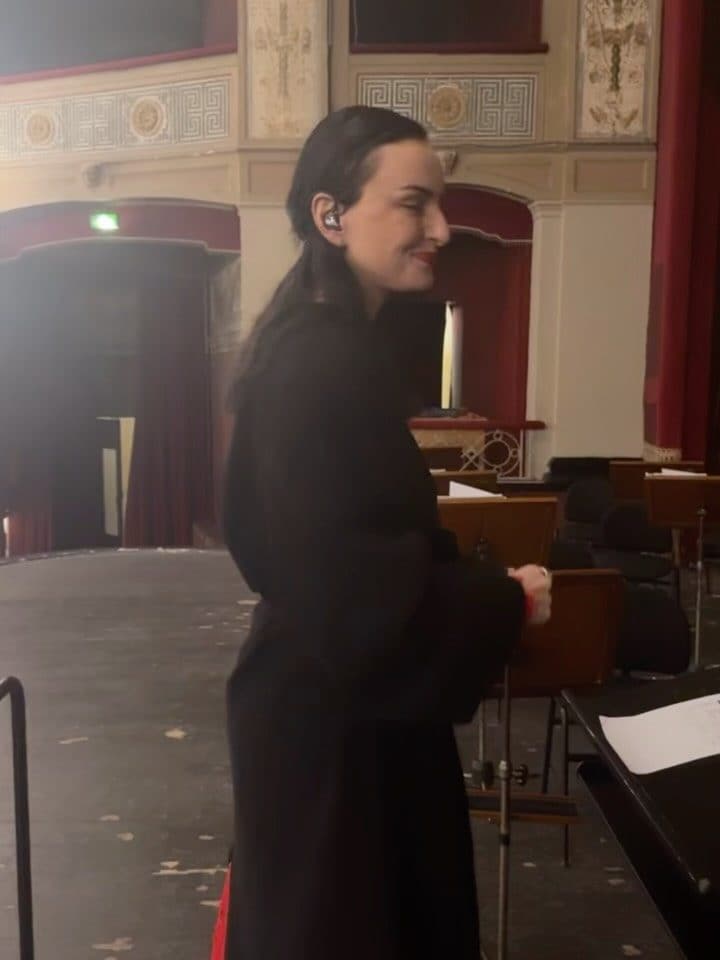 Arisa con i capelli lunghi a effetto bagnato