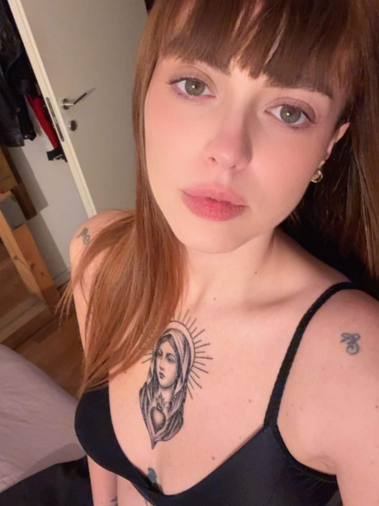 Annalisa con la Vergine Maria tatuata sul petto