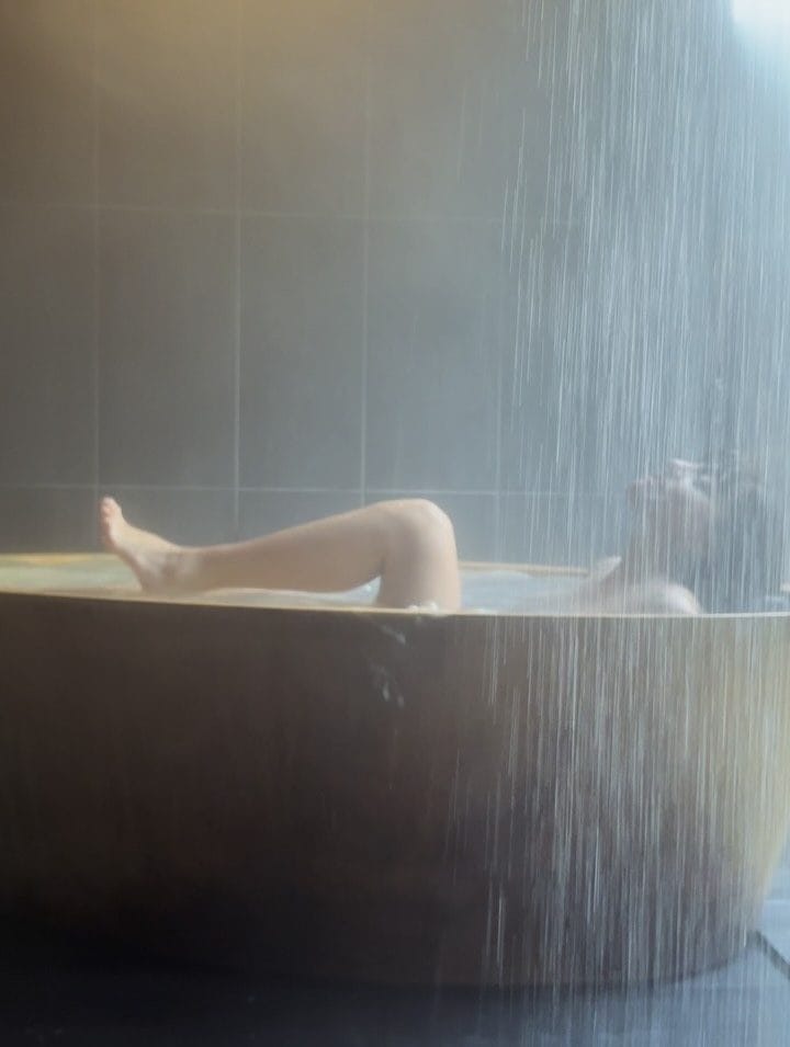 Annalisa fa il bagno nuda