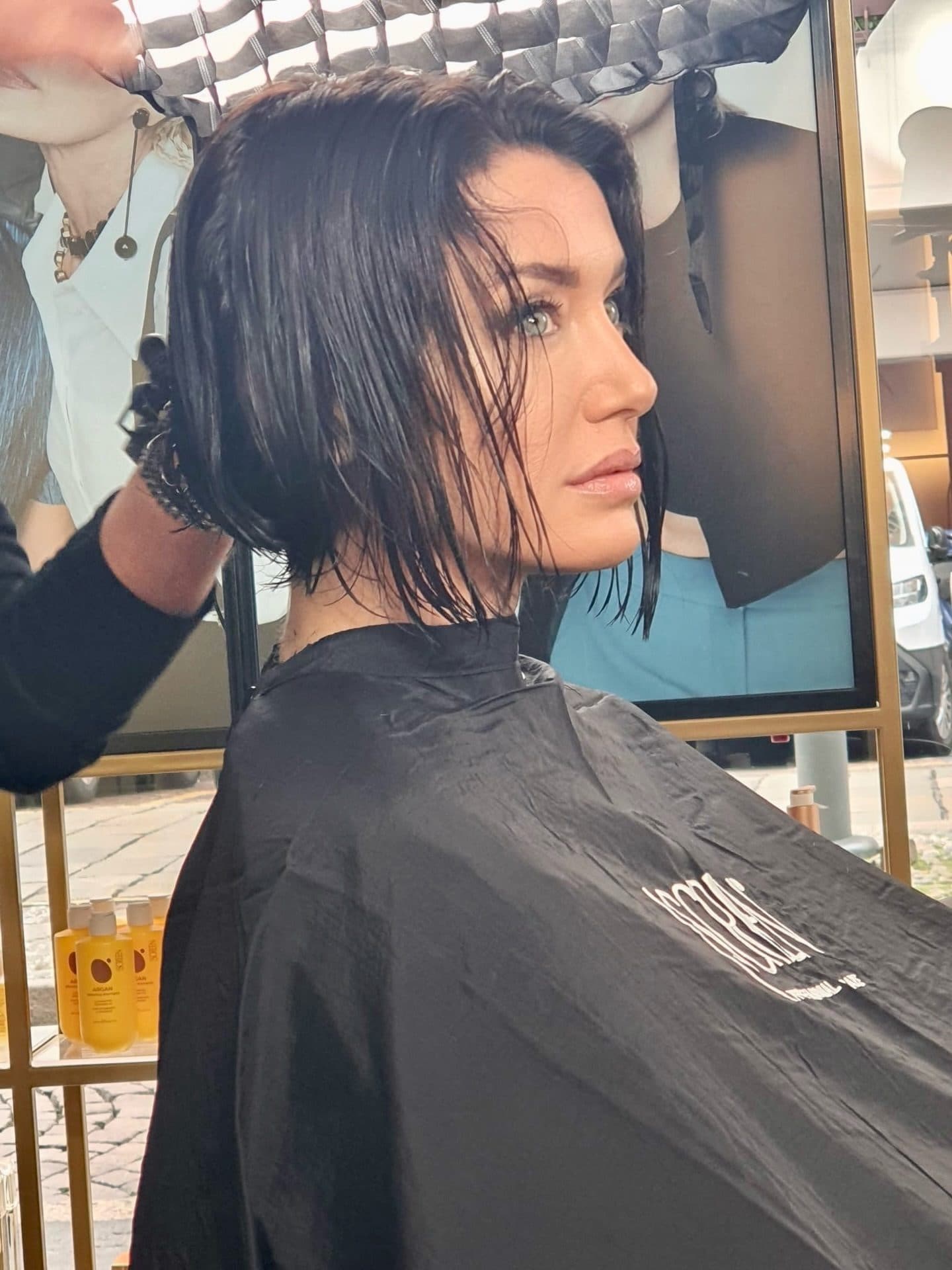 Elena Barolo con i capelli neri