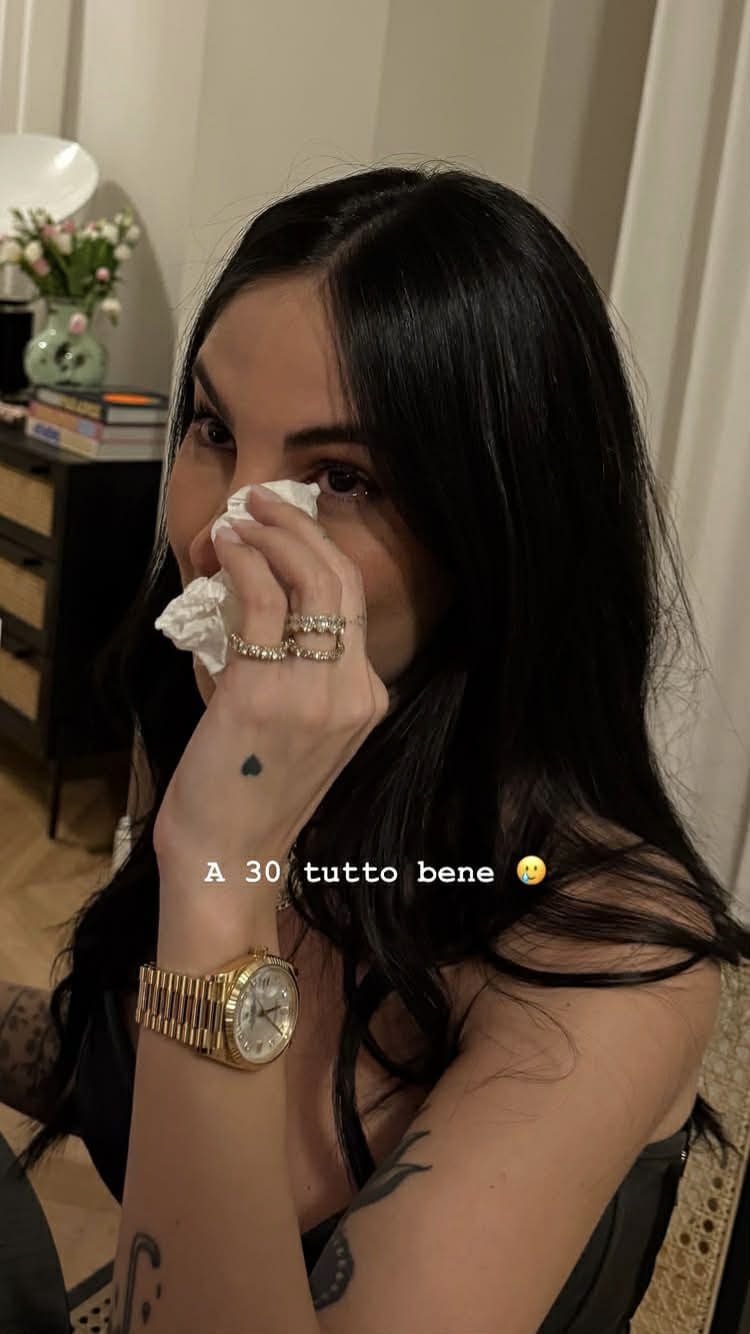 Giulia con l’anello di diamanti all’anulare sinistro