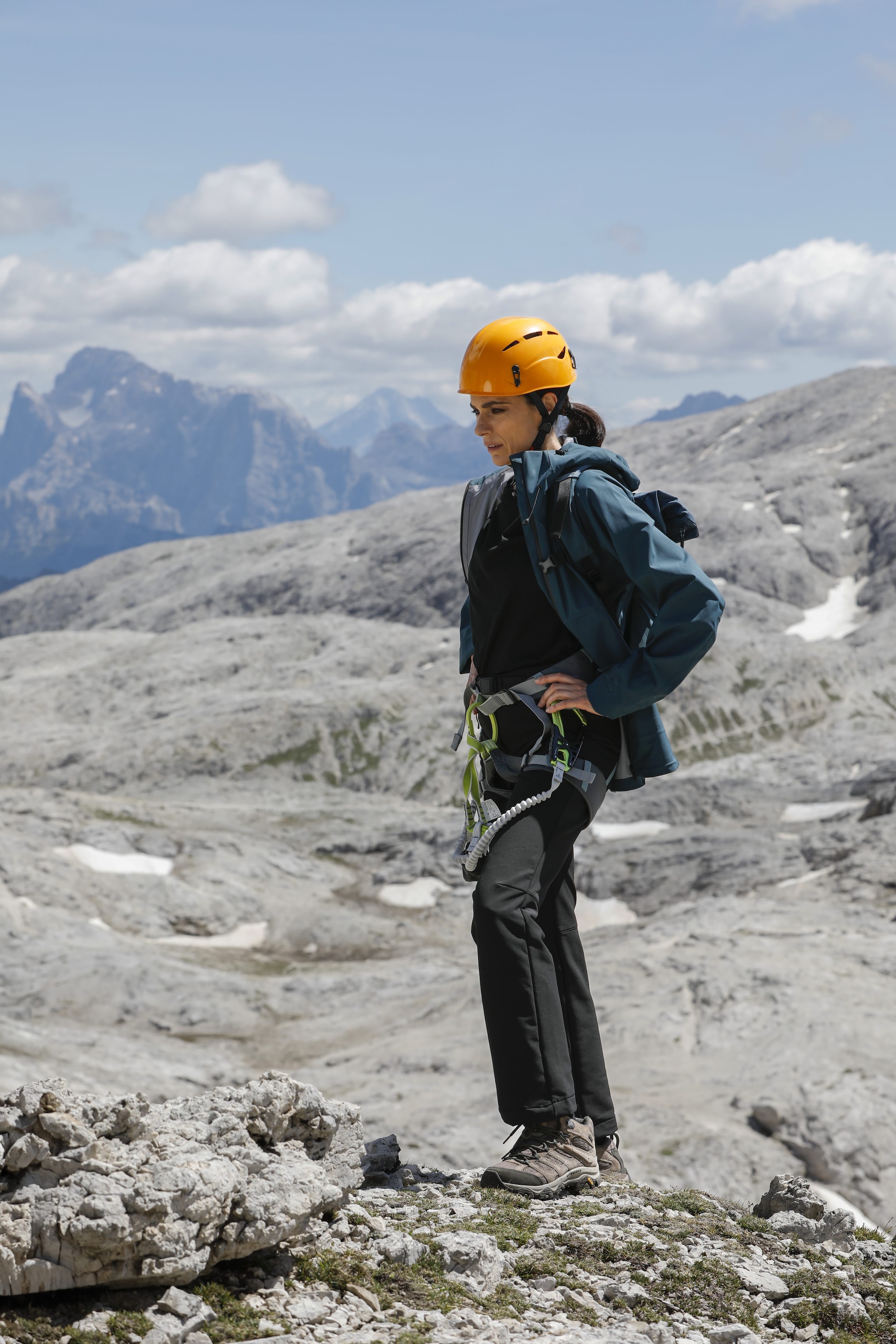 Anna Valle in una scena della serie mentre scala le Dolomiti