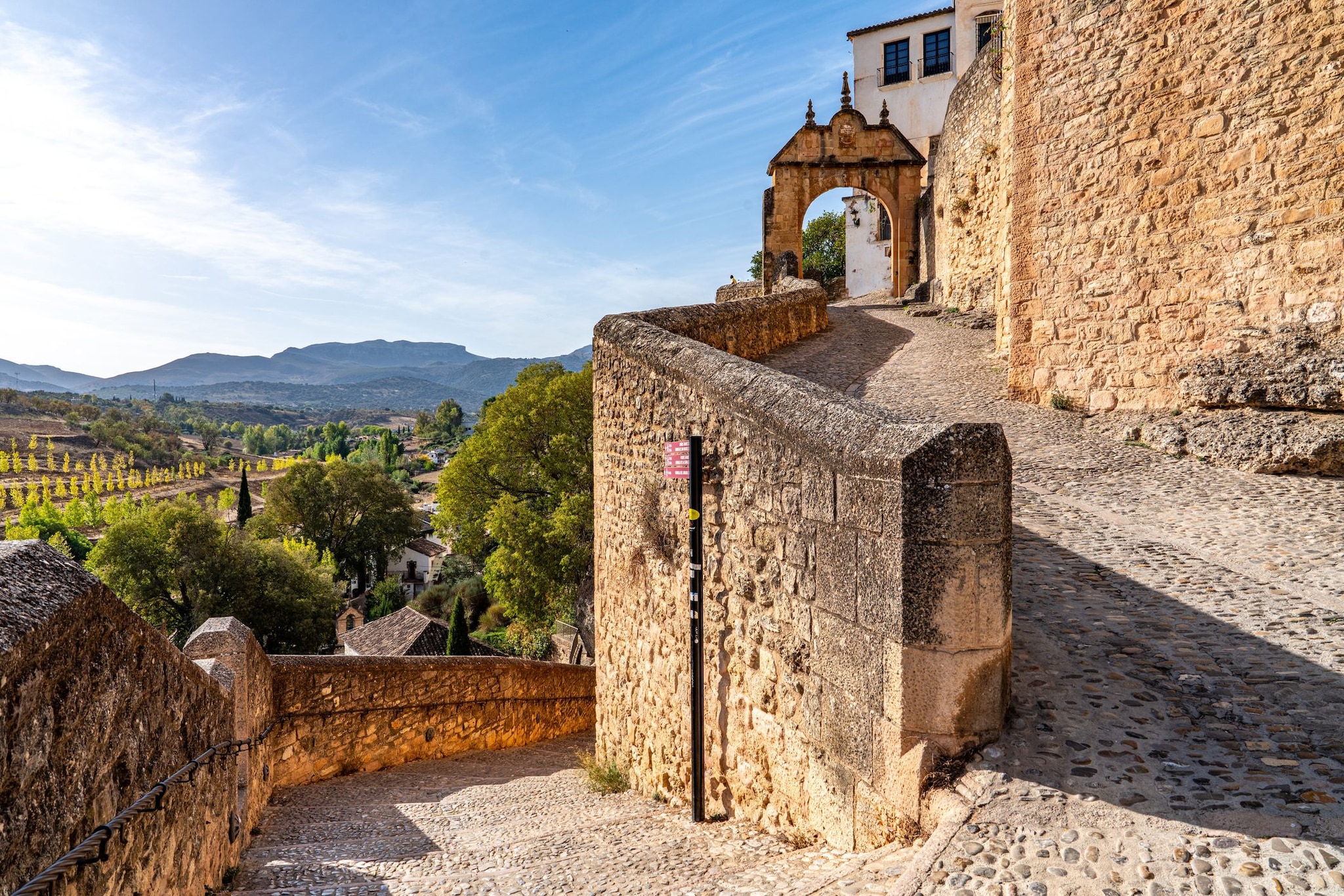 Arco de Felipe V vicino al Ponte Vecchio a Ronda