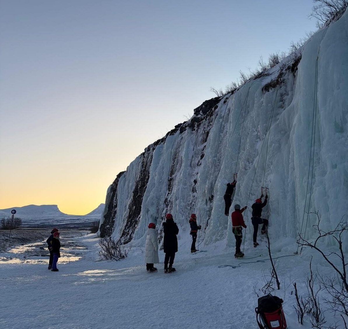 L’arrampicata sul ghiaccio è una delle attività che si possono praticare ad Abisko
