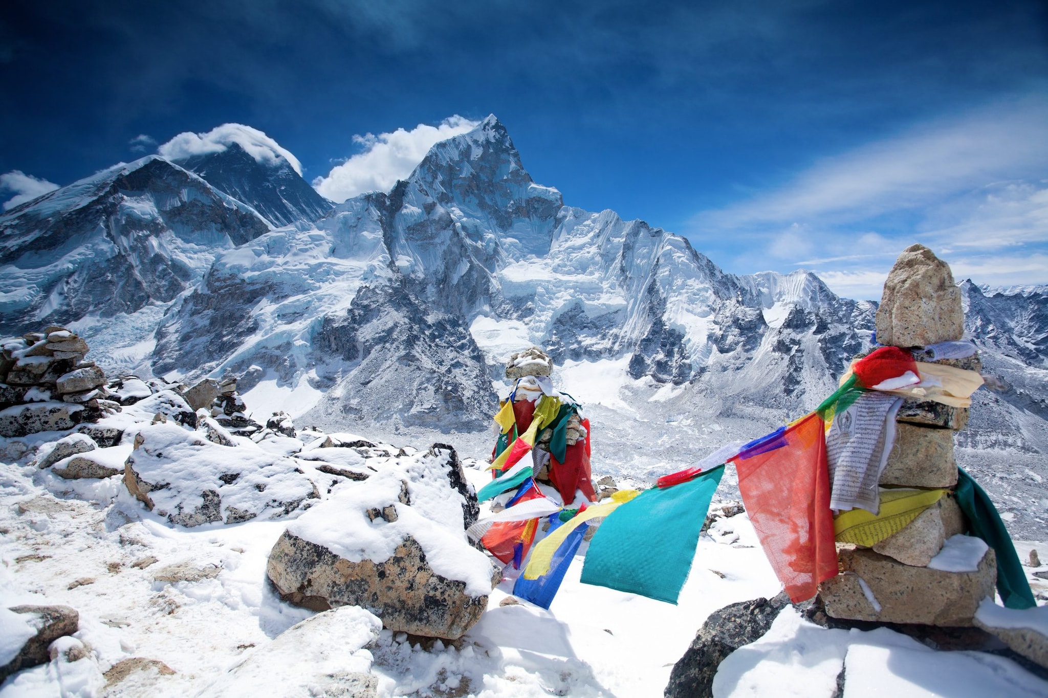 Bandiera in cima all’Himalaya, punto di confine nazionale tra Nepal e Cina