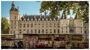 Cosa sono e come nascono i bouquinistes di Parigi, simbolo della città