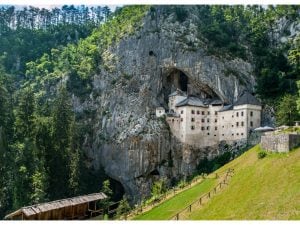 Castello-di-Predjama-Slovenia-300x225.jpg