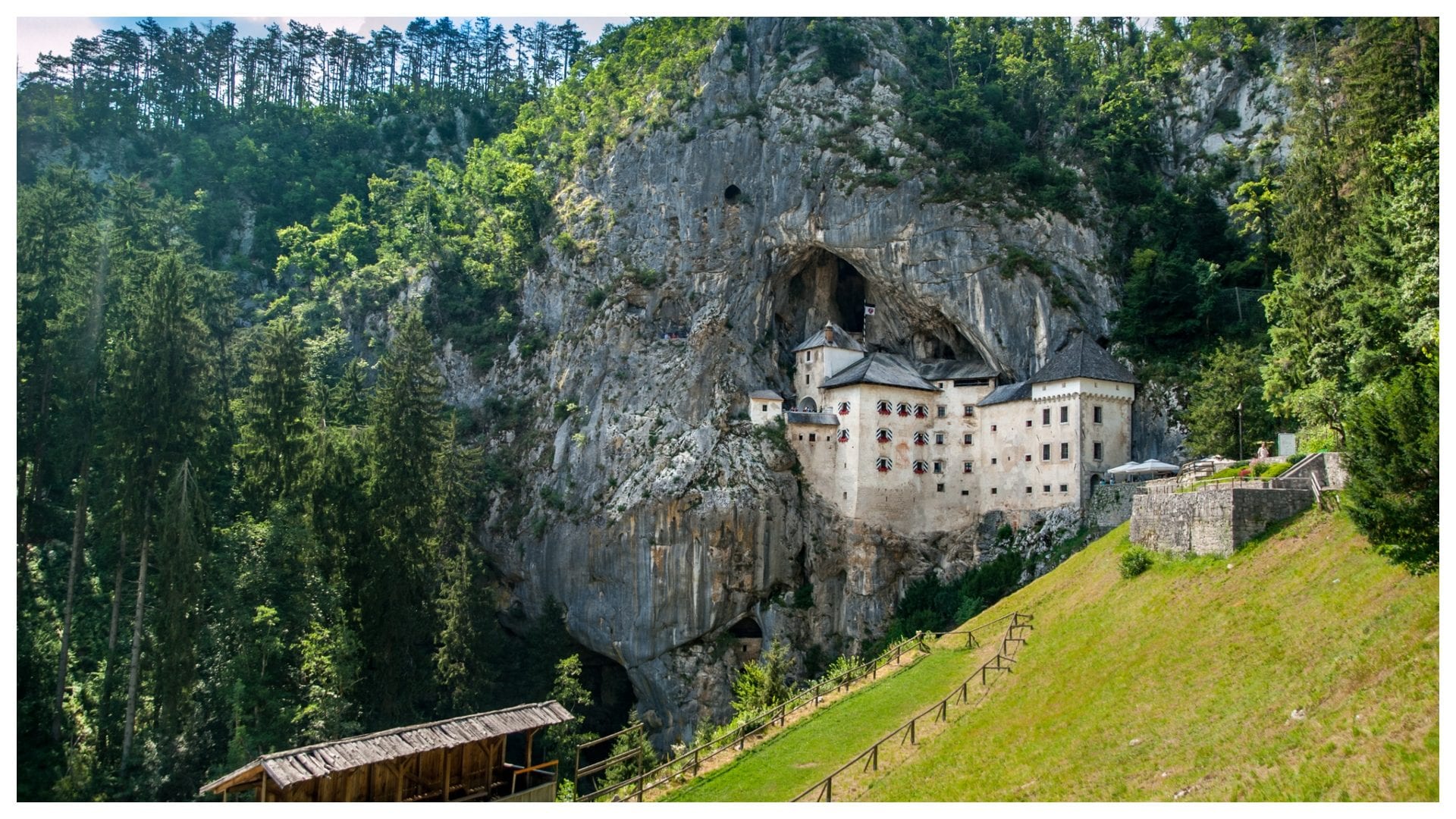 Dove si trova castello roccioso più grande del mondo che ha ispirato l'autore del Trono di Spade