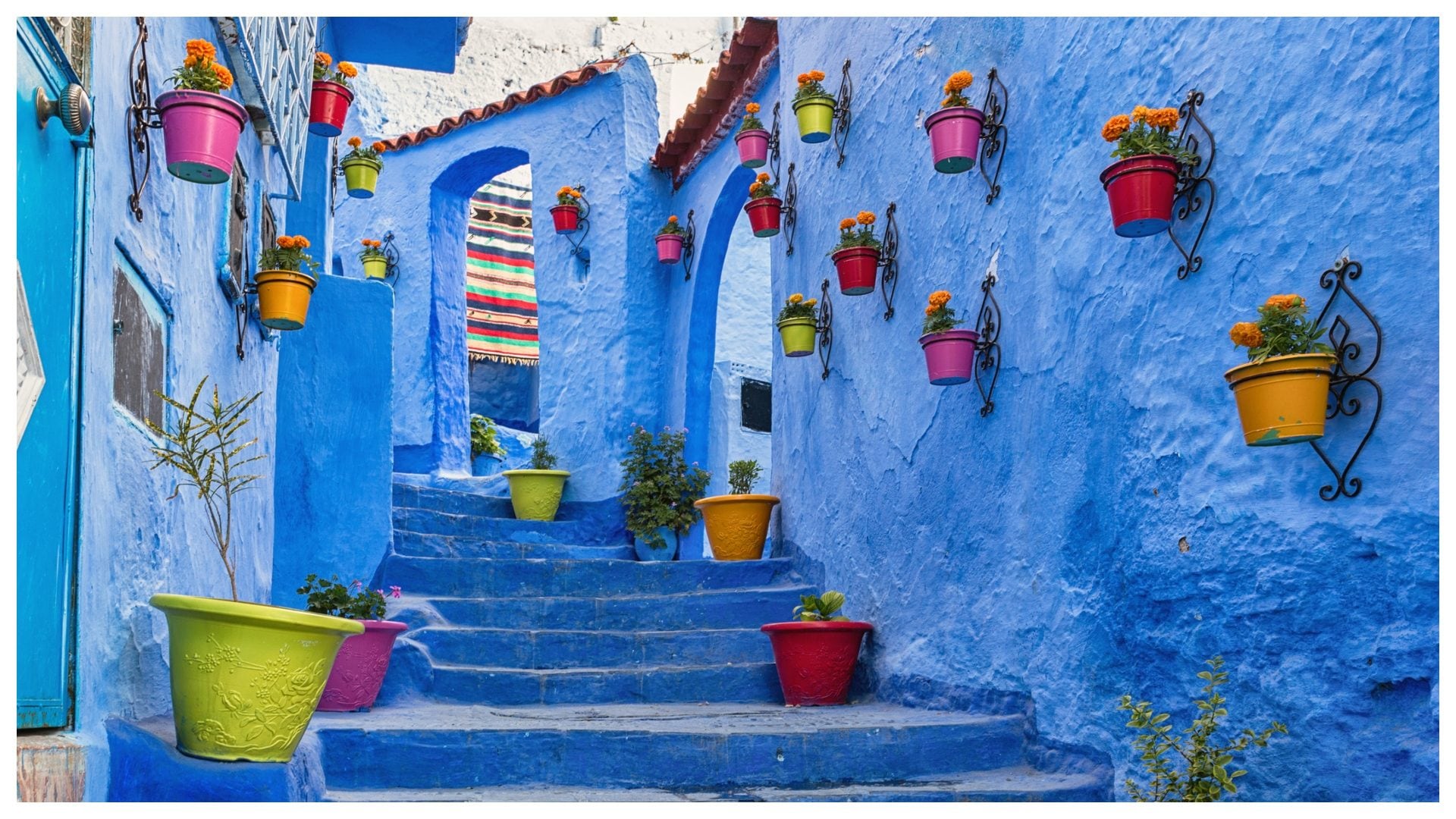 In Marocco esiste una città completamente blu, la storia dietro al colore di Chefchaouen
