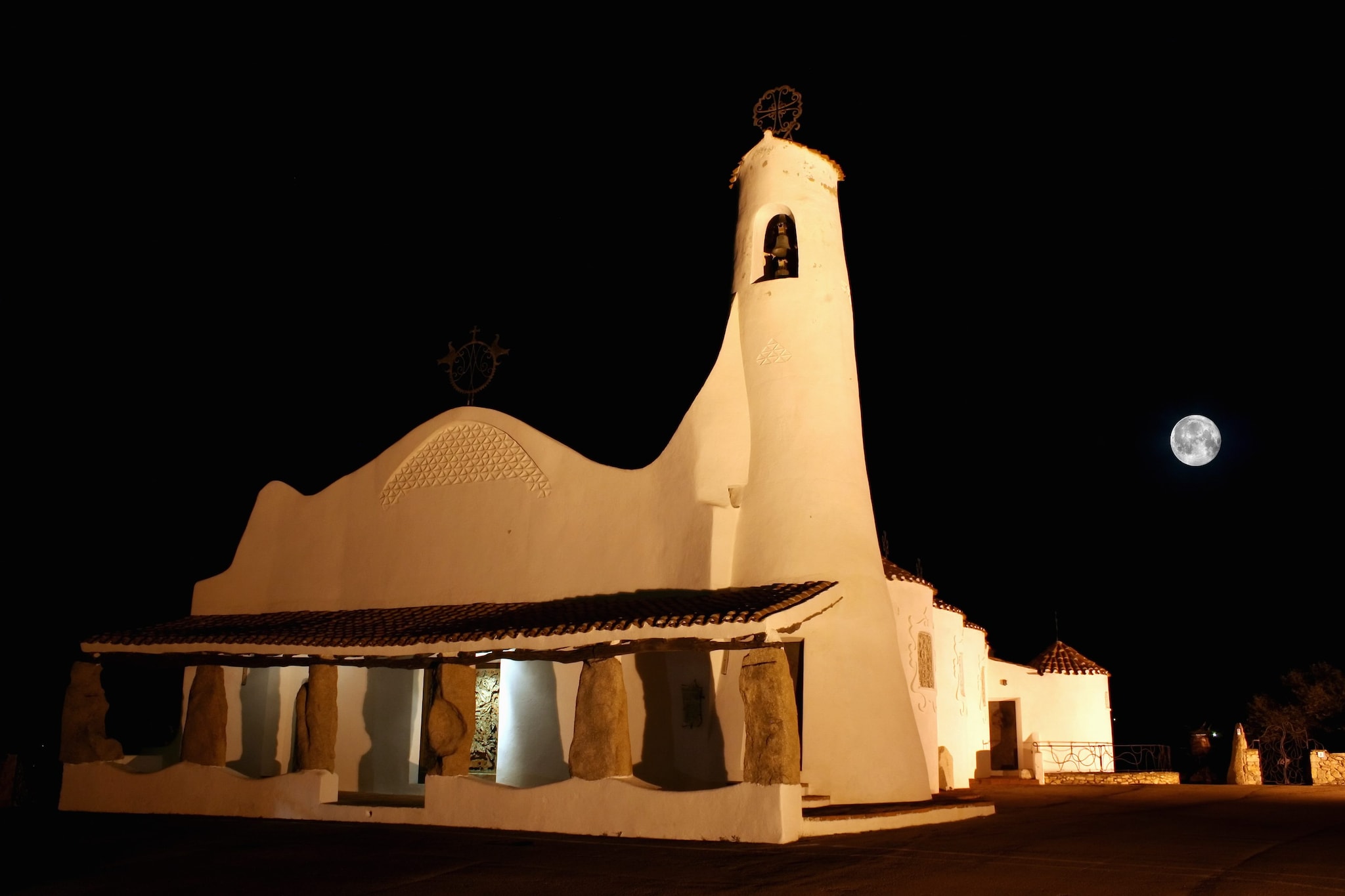 Chiesa di Stella Maris in Porto Cervo con Luna piena
