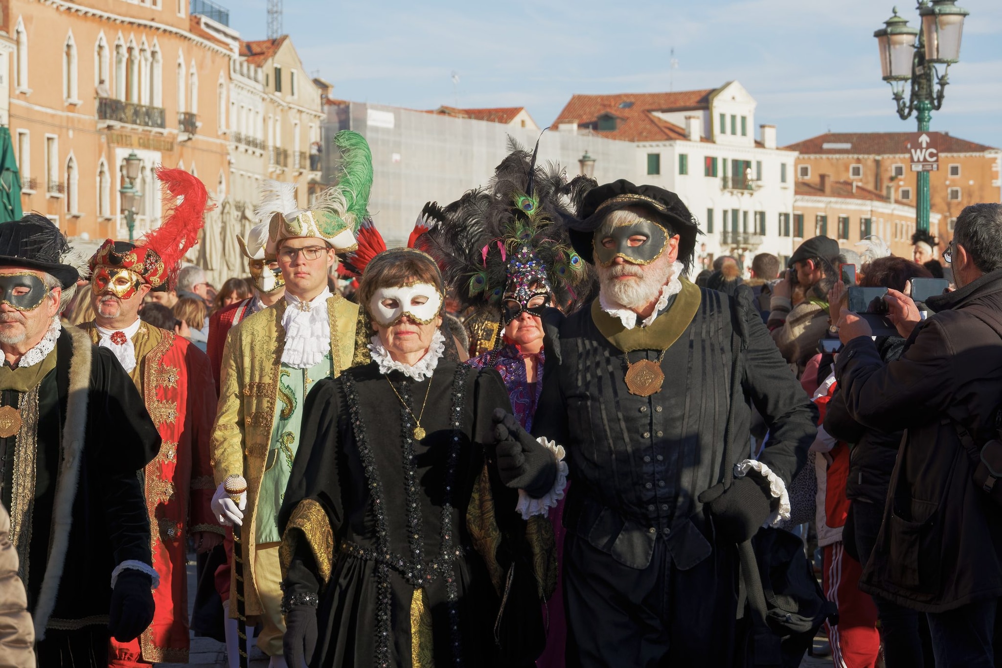 Cittadini mascherati durante la Festa delle Marie