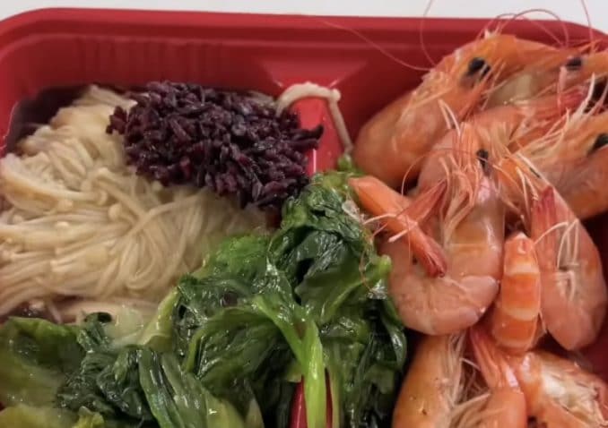 Cosa si mangia nella prigione, verdure lessate e proteine principalmente, foto di EggEats