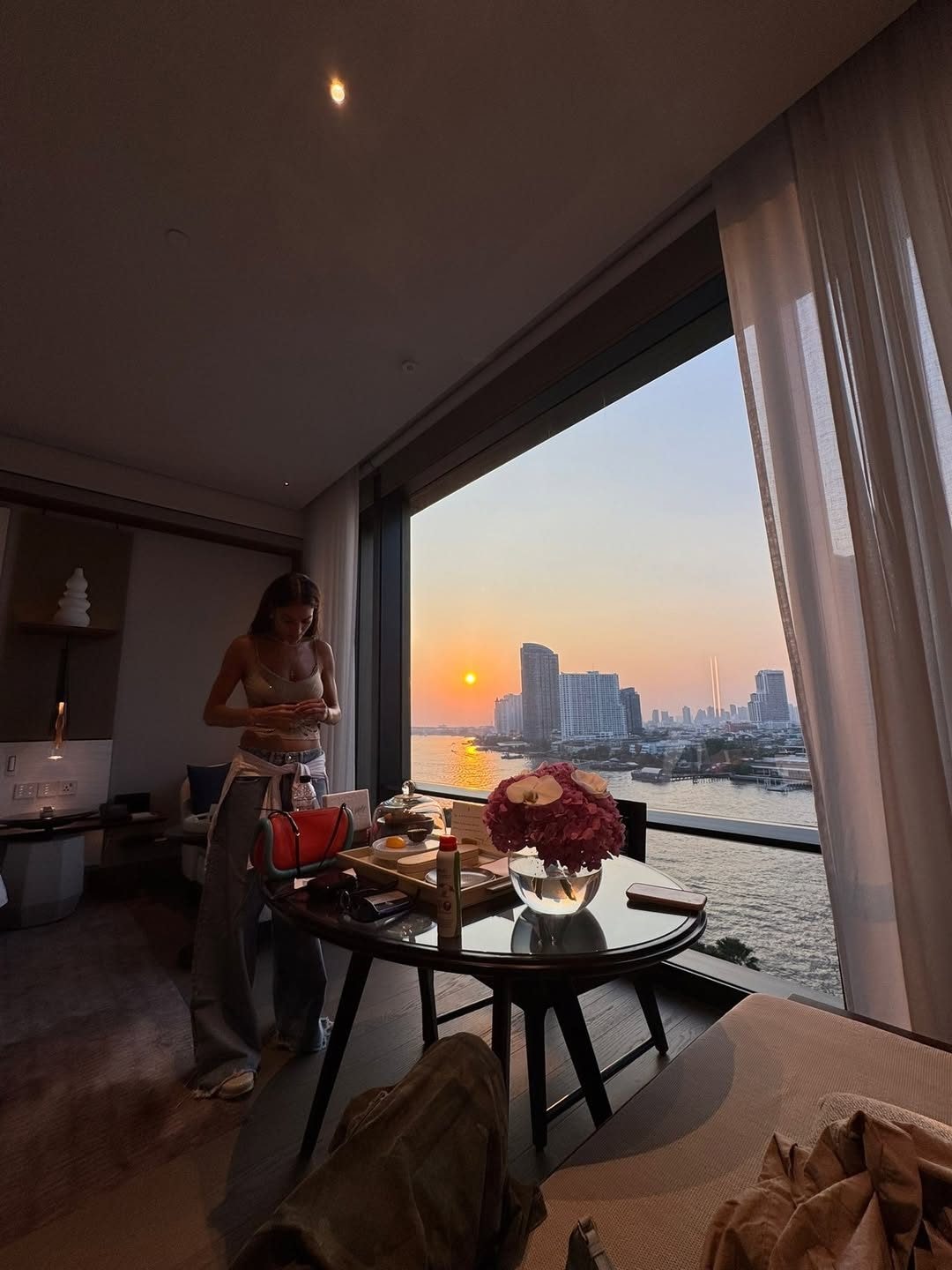 Elodie in una stanza d’hotel sul fiume Chao Phraya a Bangkok, da una camera del Capella Bangkok