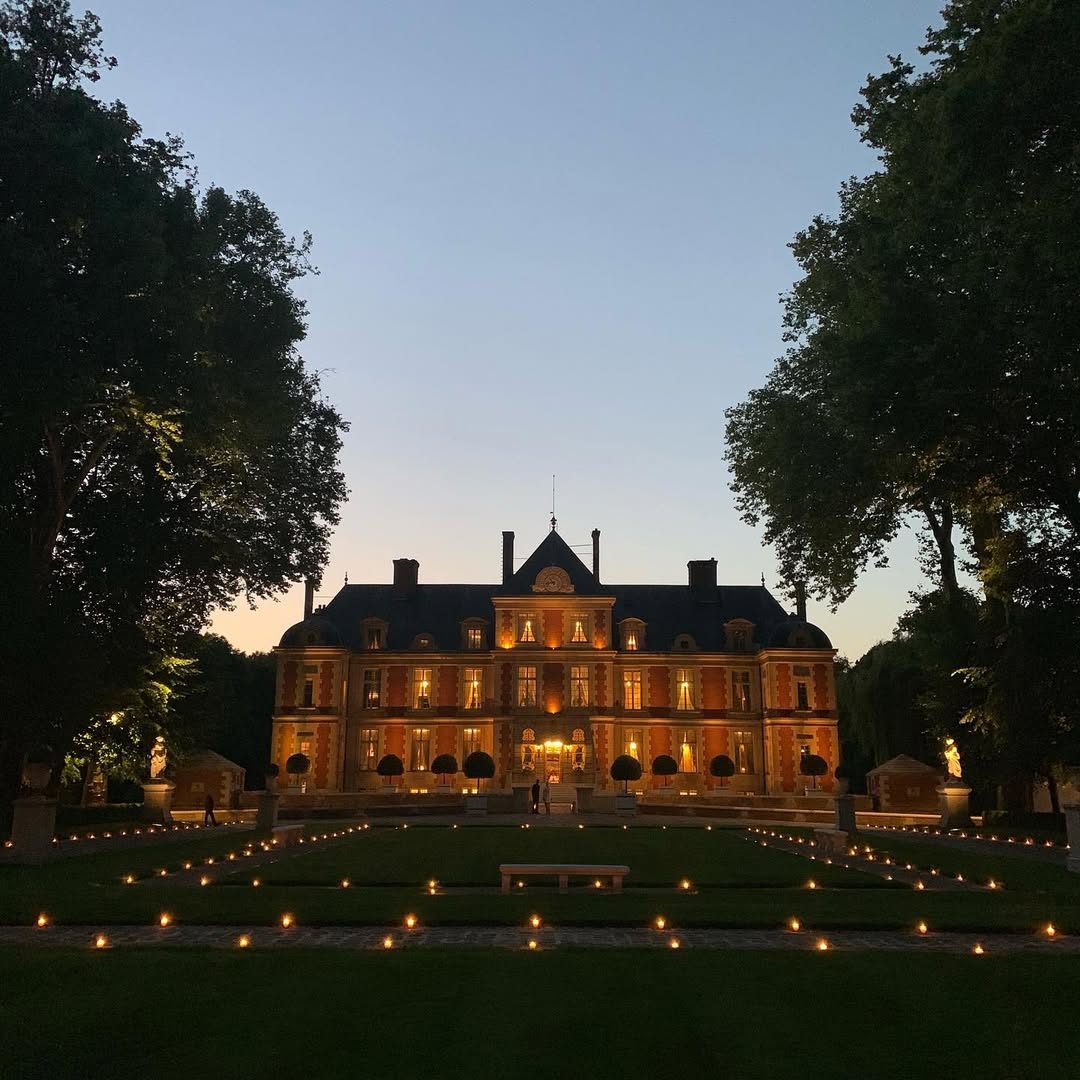 Il Castello di Wideville illuminato di sera