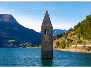 Il-campanile-del-villaggio-sommerso-di-Curon-Venosta-300x225.jpg
