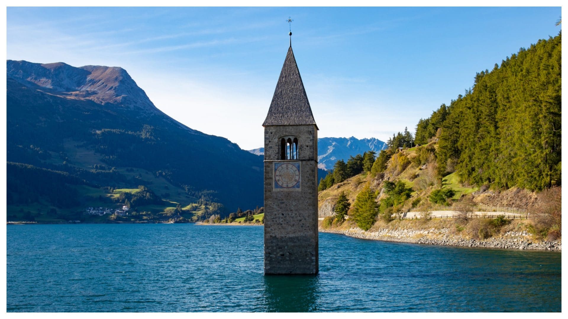 Dove si trova Curon Venosta, il borgo sommerso da un lago dal quale riaffiora solo l'antico campanile