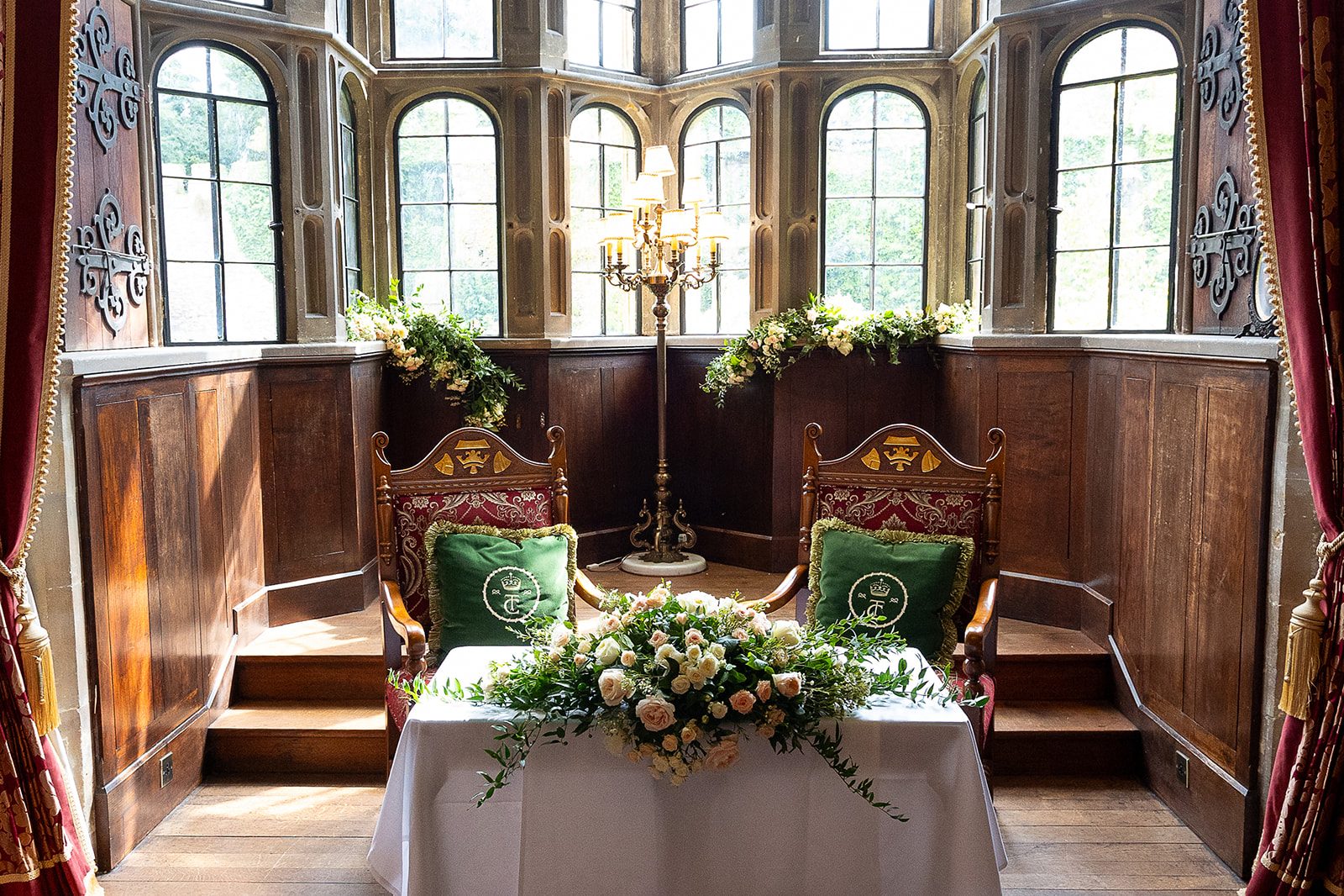 Il tavolo dove si siedono gli sposi durante la cerimonia