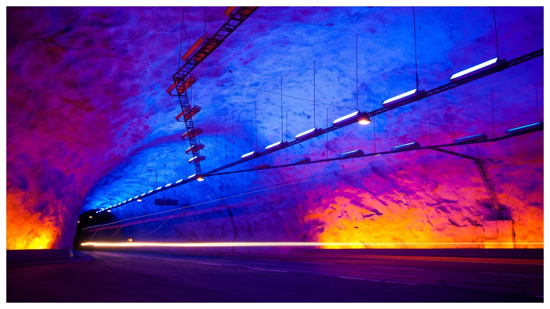 Dove si trova il tunnel stradale più lungo del mondo e perché al suo interno c'è un gioco di luci