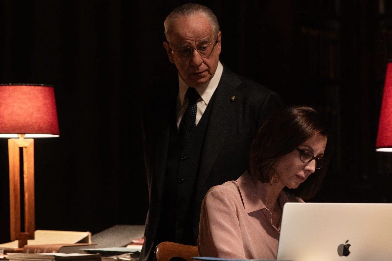 La Grazia di Paolo Sorrentino: il significato della lampada che illumina i tormenti del protagonista