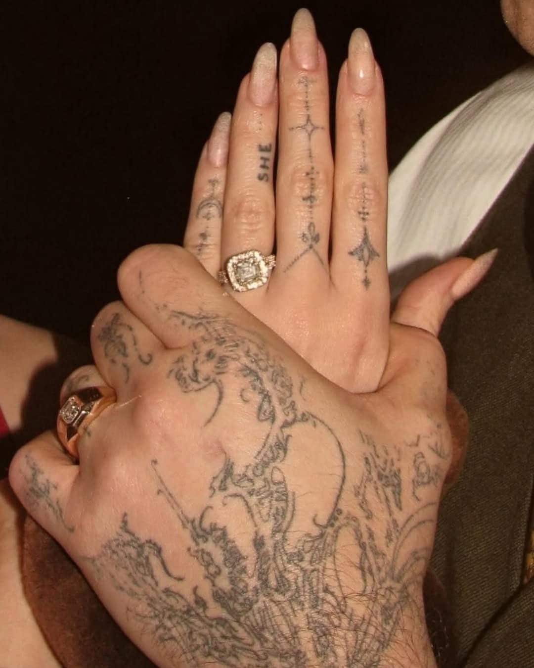 La coppia mostra gli anelli di Alessandro Bernini in un post su Instagram del 3 gennaio