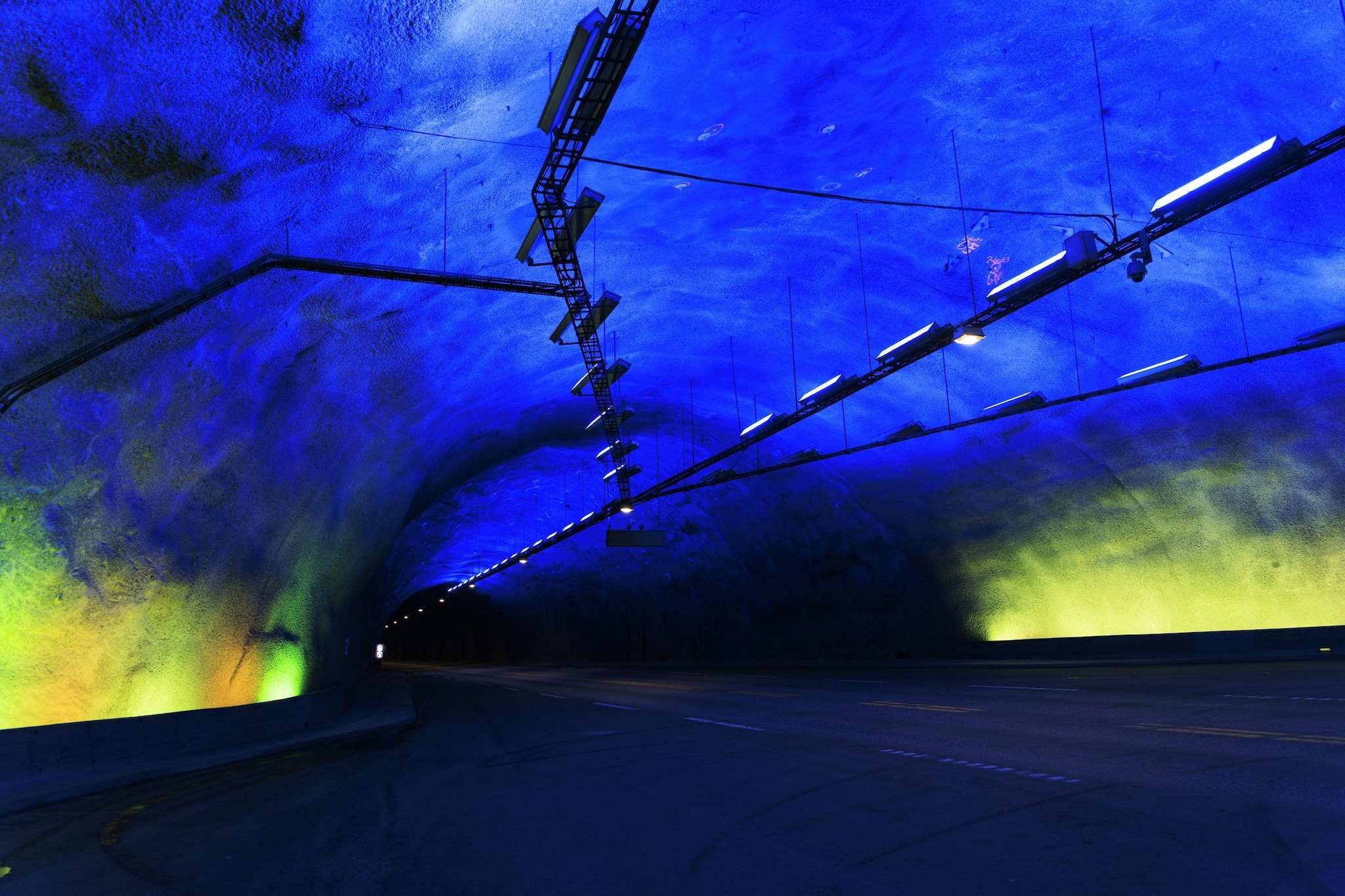 L’interno del tunnel colorato con le tipiche luci blu
