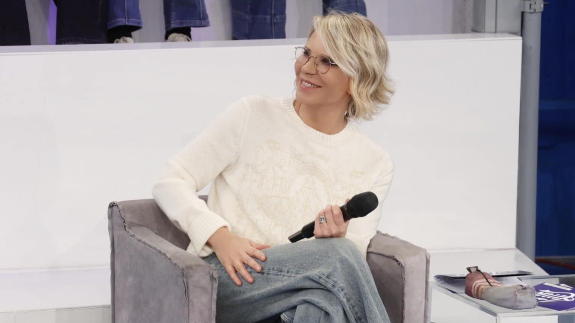 Maria De Filippi ad Amici si prende una "pausa" dai tailleur: ora è il momento del casual