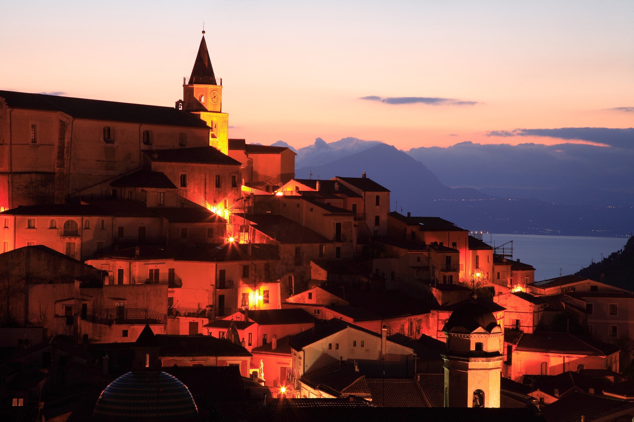 Maratea di sera illuminata