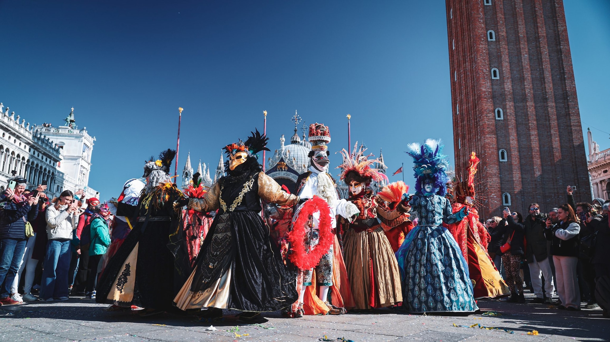 Maschere e costumi colorati al carnevale di Venezia