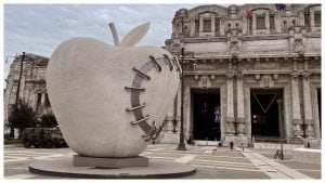 Il significato della Mela Reintegrata, l'opera d'arte di Milano finita sull'Instagram di Britney Spears