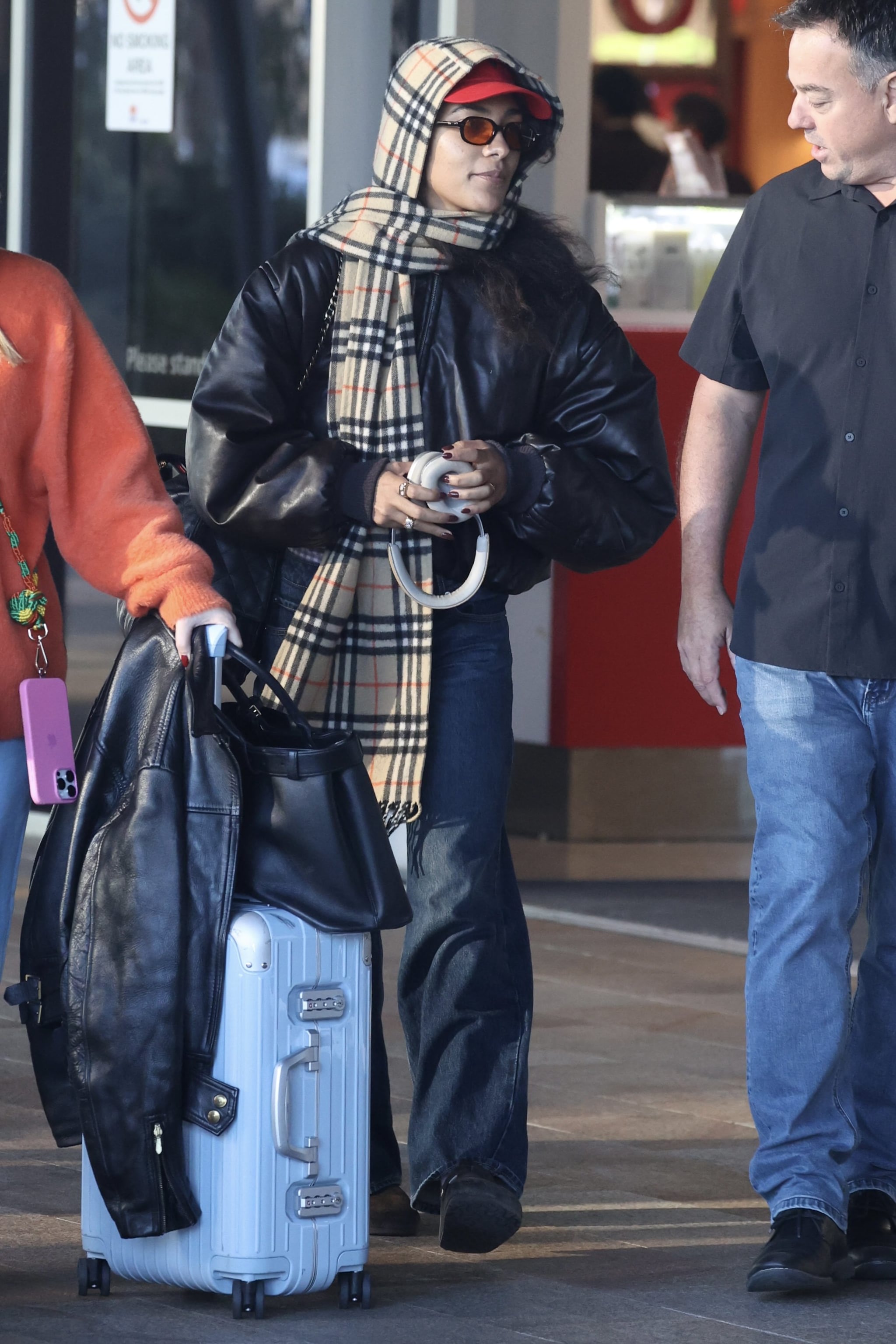 Olivia Dean con sciarpa Burberry legata sulla testa