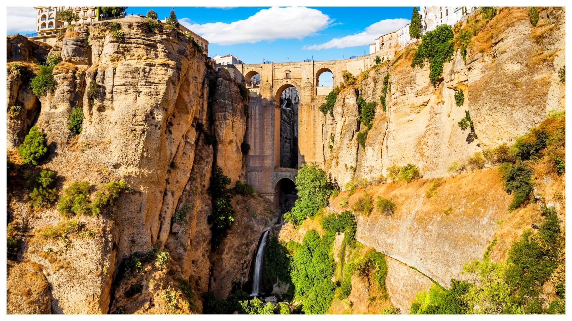 Ronda, la città divisa in due da un ponte alto 100 metri che è una vera meraviglia architettonica