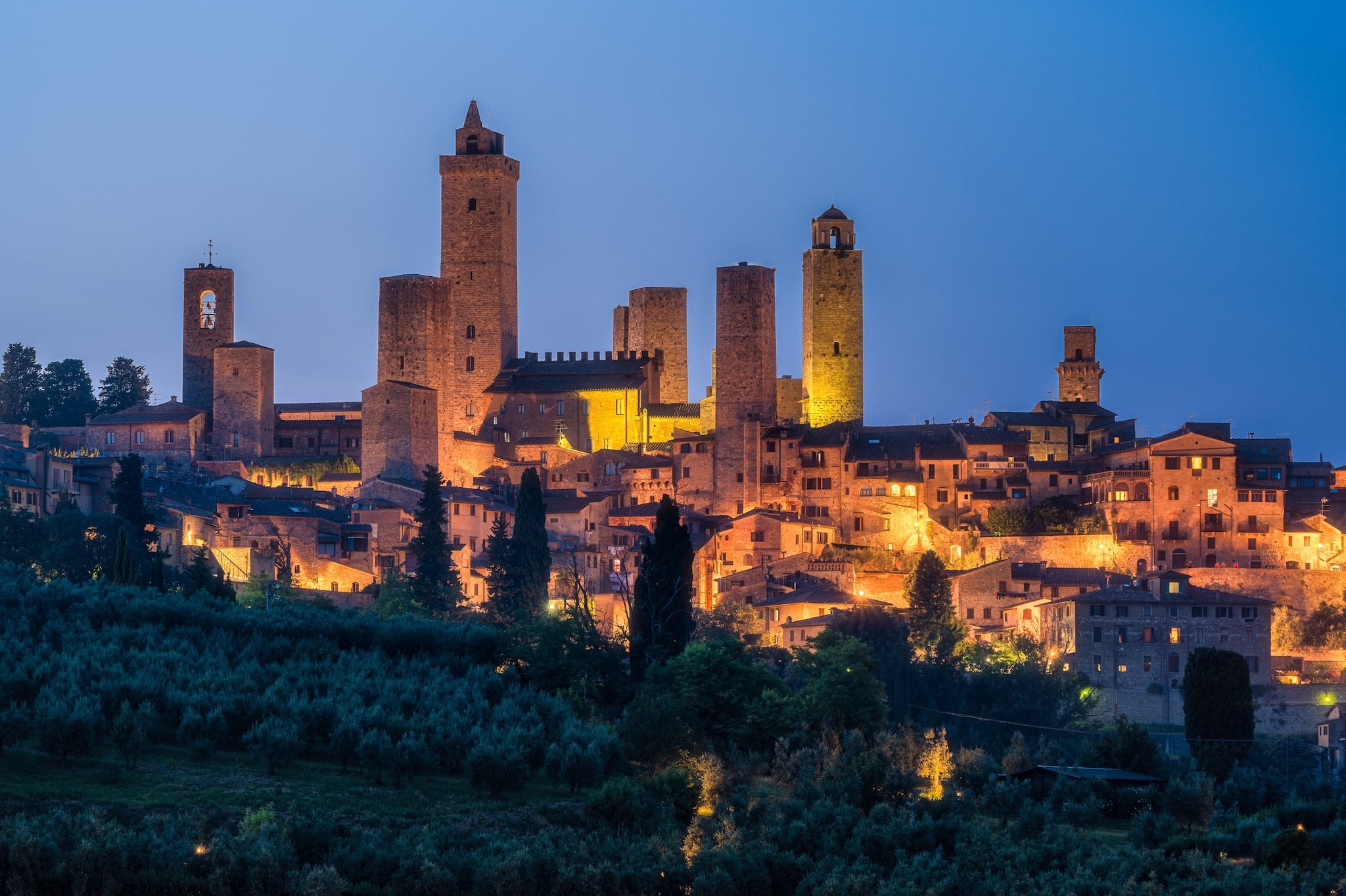 San Gimignano illuminata di sera, Toscana