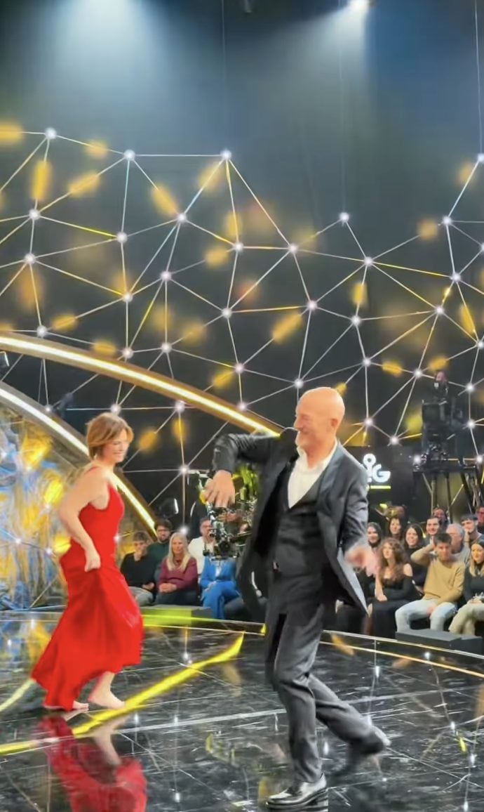 Vanessa Incontrada a piedi nudi sul palco