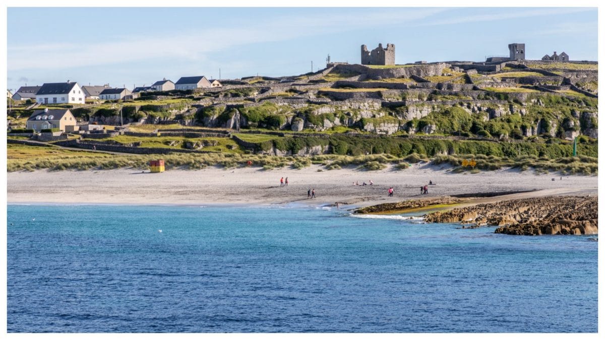Spiaggia e villaggio nell’isola di Inisheer