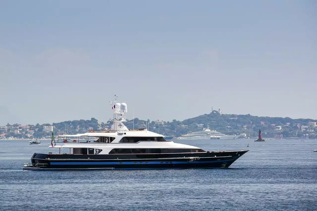 Il T. M. Blue One Yacht di Valentino Garavani