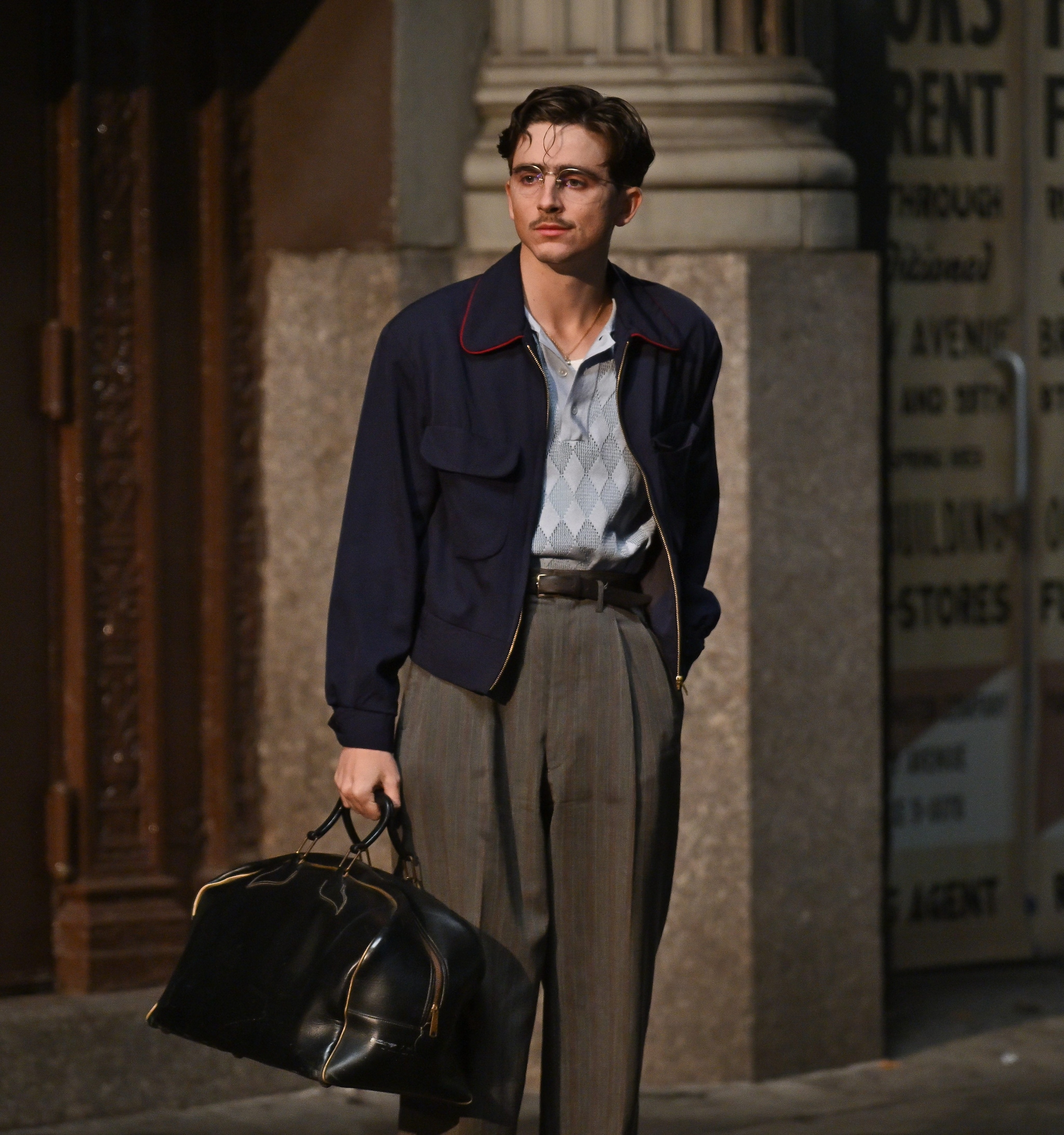 Timothée Chalamet nelle strade di Manhattan in una scena del film