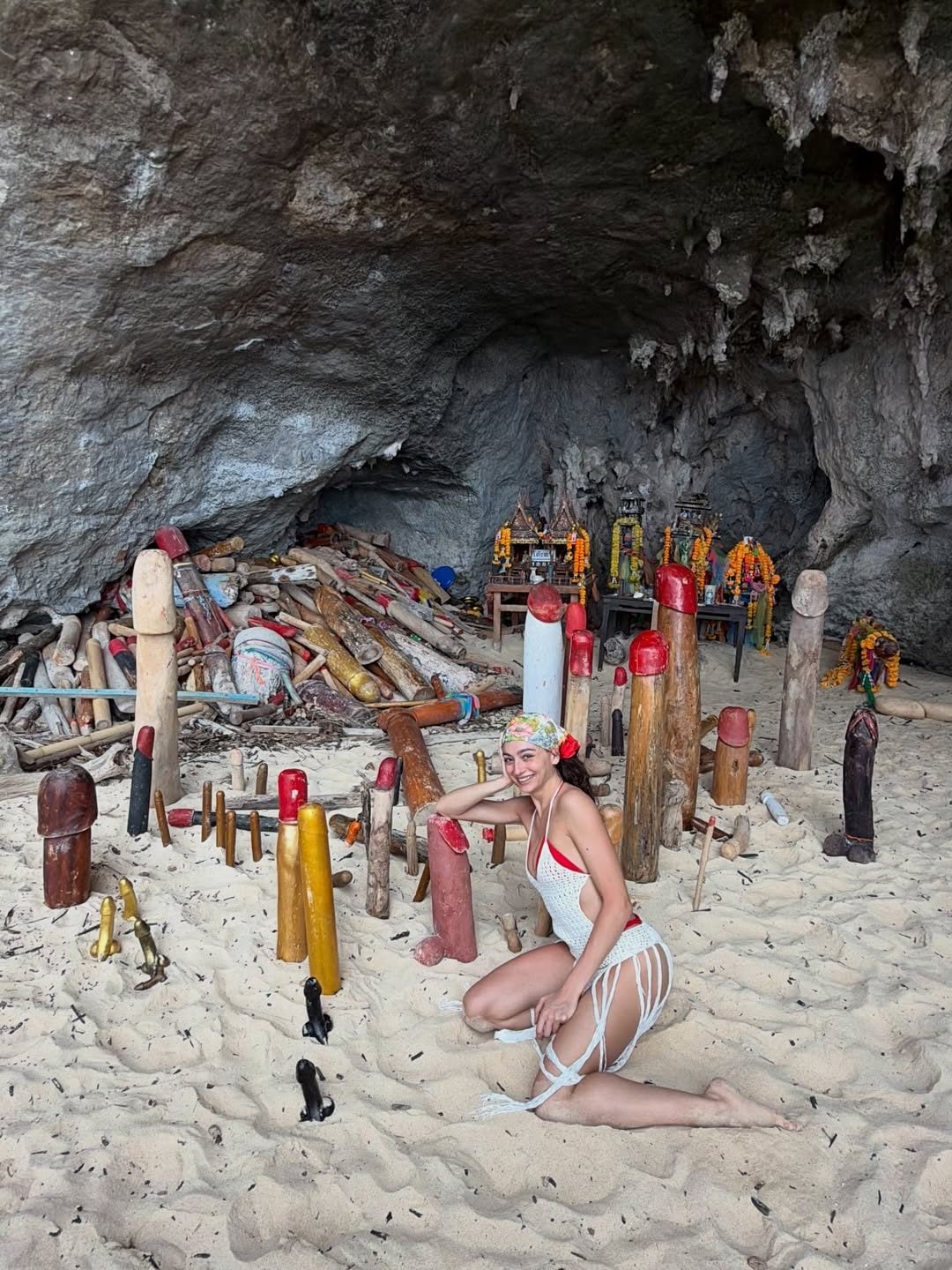 Una delle ballerine di Elodie nella grotta di Phra Nang, Thailandia