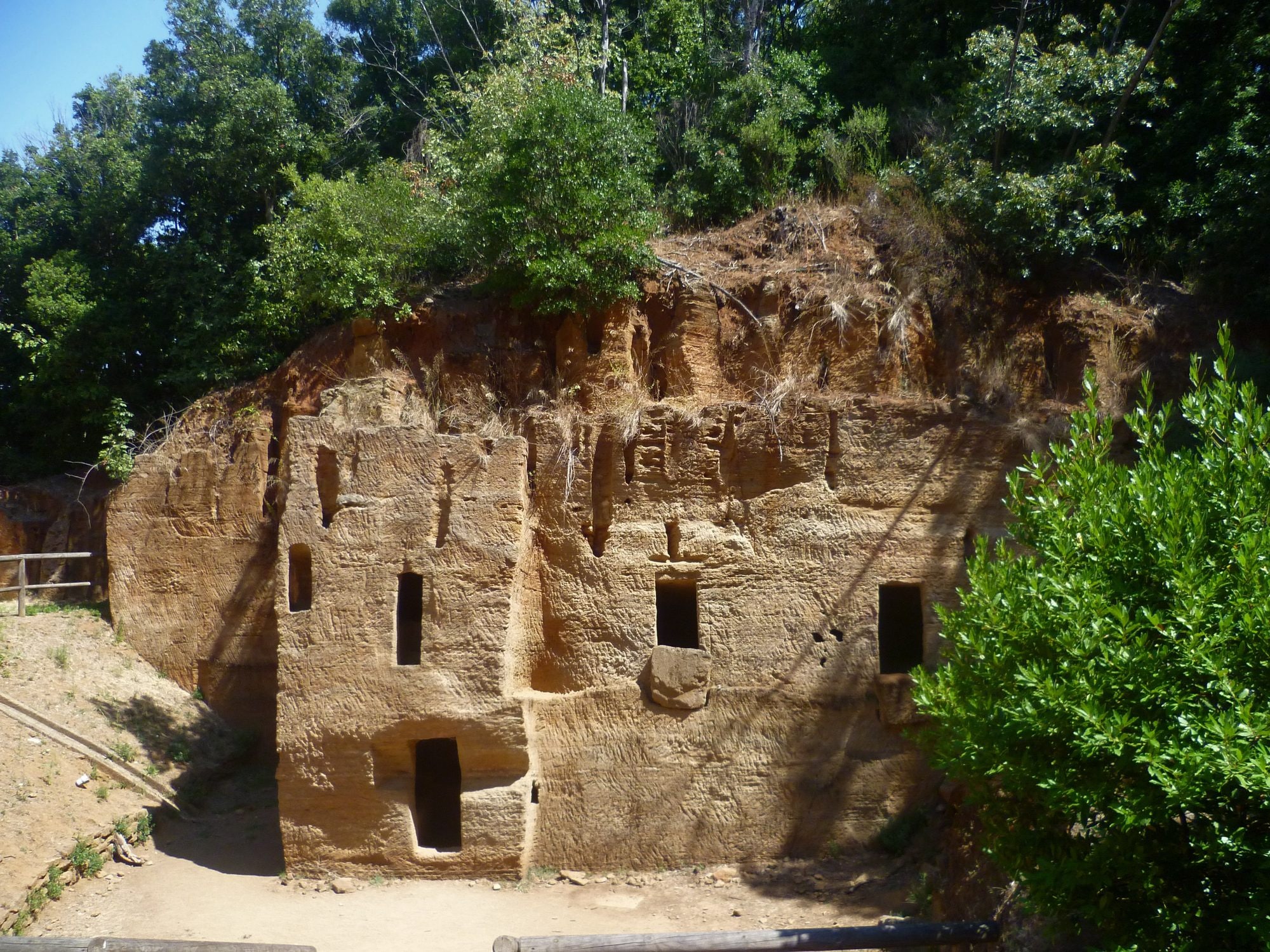 Una delle tombe etrusche di Populonia