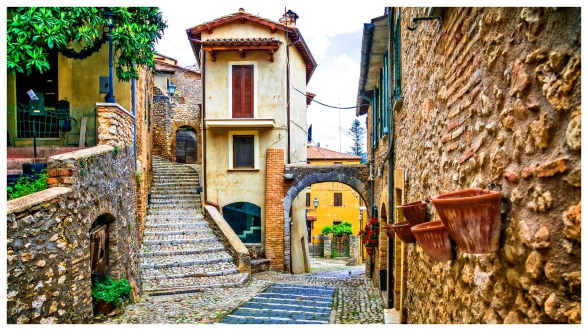 Una delle vie del centro storico di Casperia