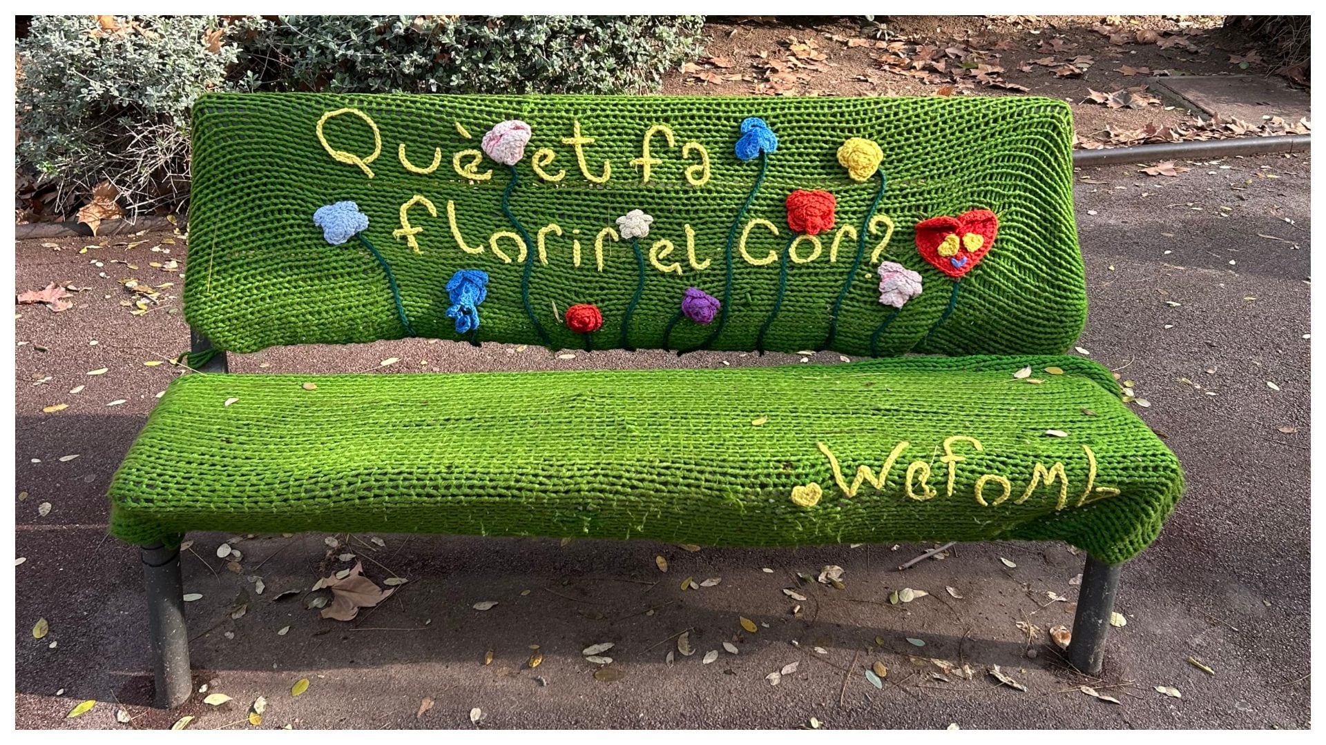 Una panchina ricamata all’uncinetto situata nel quartiere El Raval