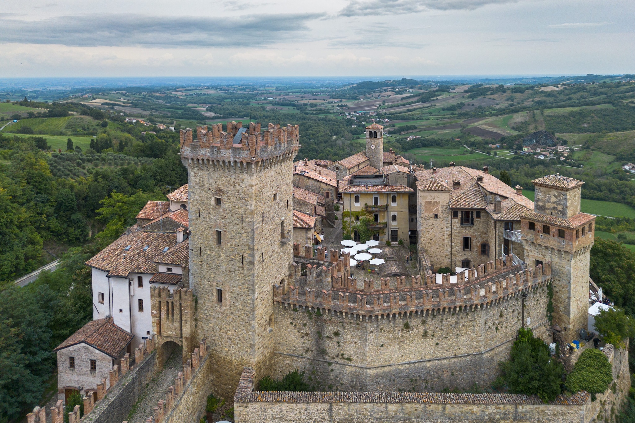 Le mura e il centro di Vigoleno