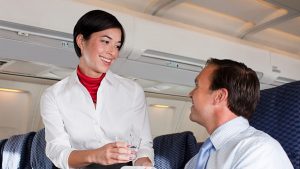 Acqua potenzialmente nociva a bordo degli aerei: cosa bere in volo