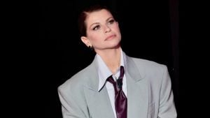 Alessandra Amoroso a C'è Posta Per Te con la cravatta di pelle