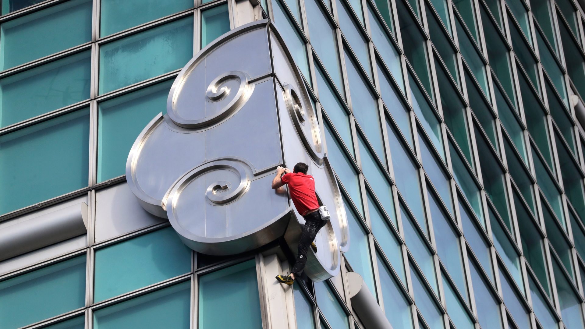 Alex Honnold scala uno dei grattacieli più alti del mondo a mani nude: dov'è l'edificio dell'impresa record